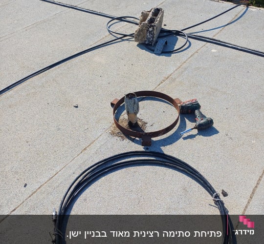 כבלים וכלים על גג שטוח